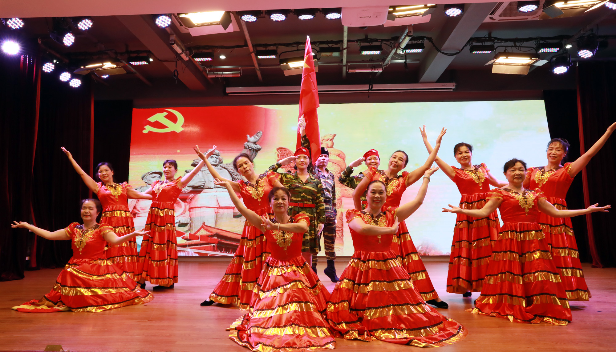 凝心聚力谋发展——附属医院纪念中国共产党建党98周年暨争先创优表彰