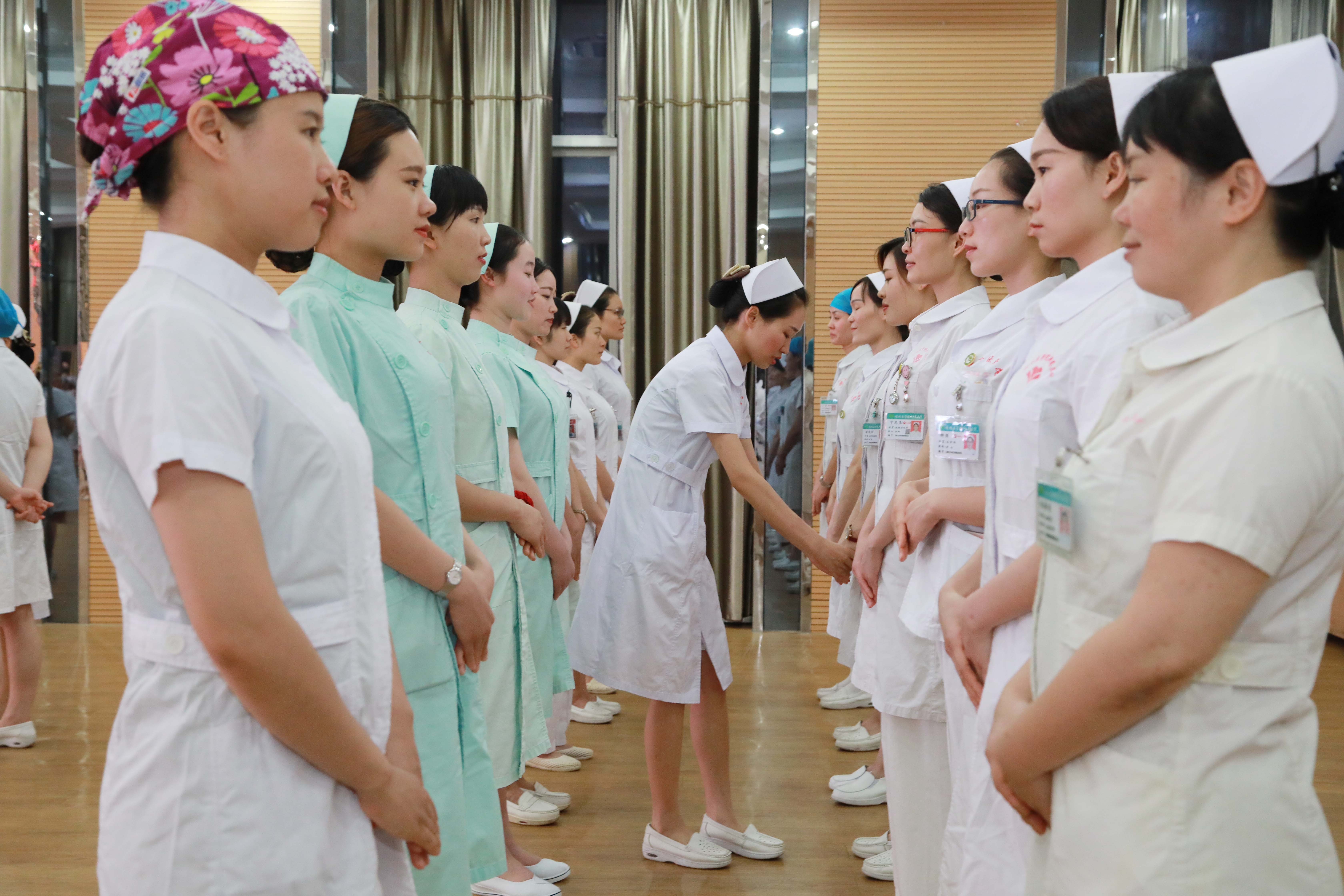 塑天使形象展护士风采附属医院举行护理人员礼仪培训