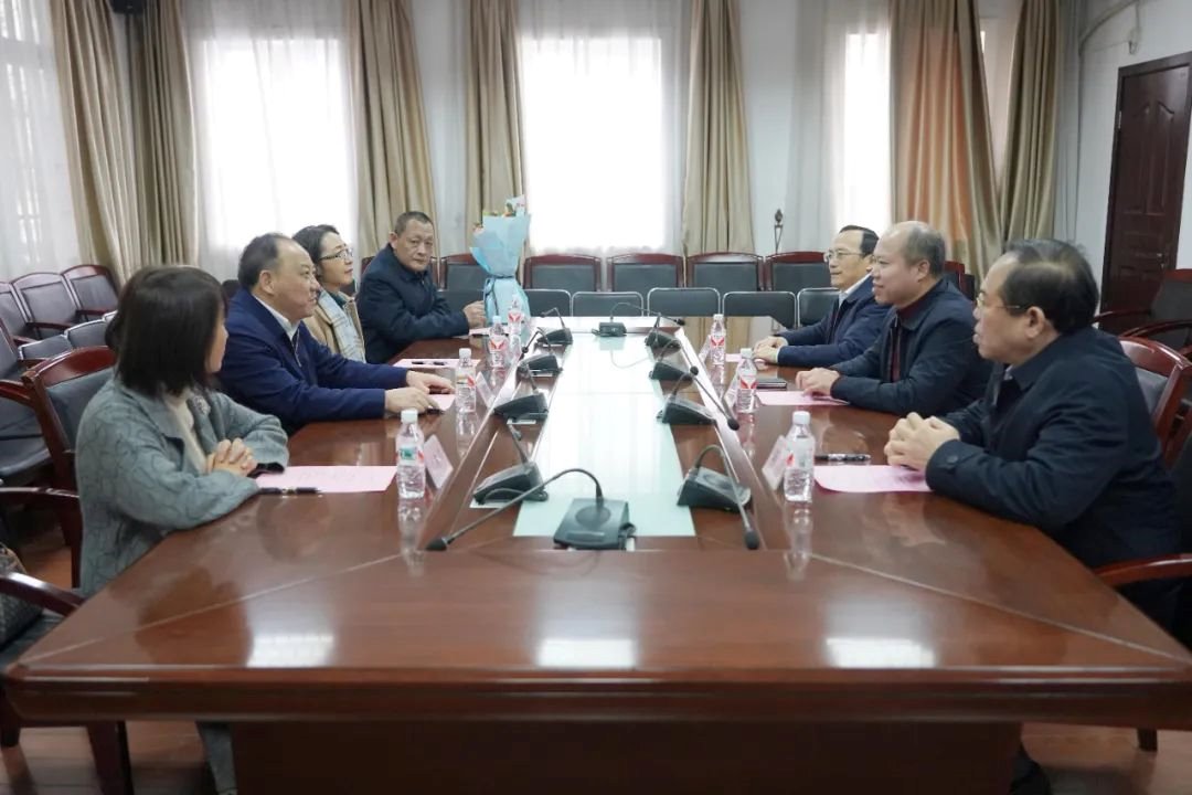 自治区科协副主席刘家凯慰问桂医附院金俊飞研究员